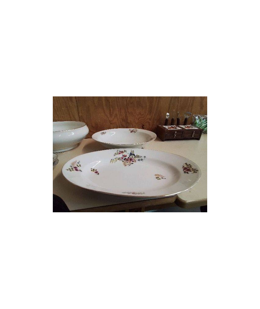 PLAT EN PORCELAINE MOTIF FLORAL 