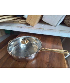 LA CASSEROLE AVEC SON COUVERCLE 