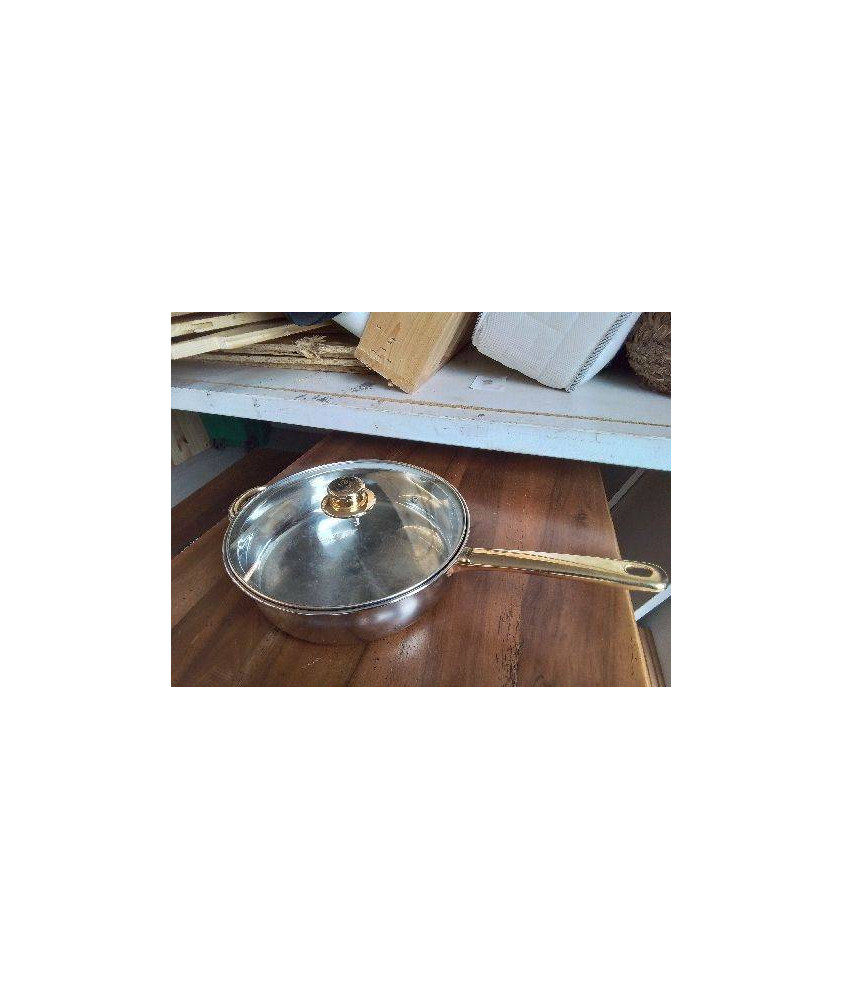 LA CASSEROLE AVEC SON COUVERCLE 